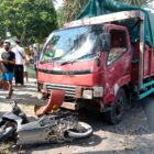 Teks Foto:Korban Terlindas Truk Pengangkut Semen Singa Merah Imasco Di Ruas Jalan Raya Kecamatan Gumukmas Jember.